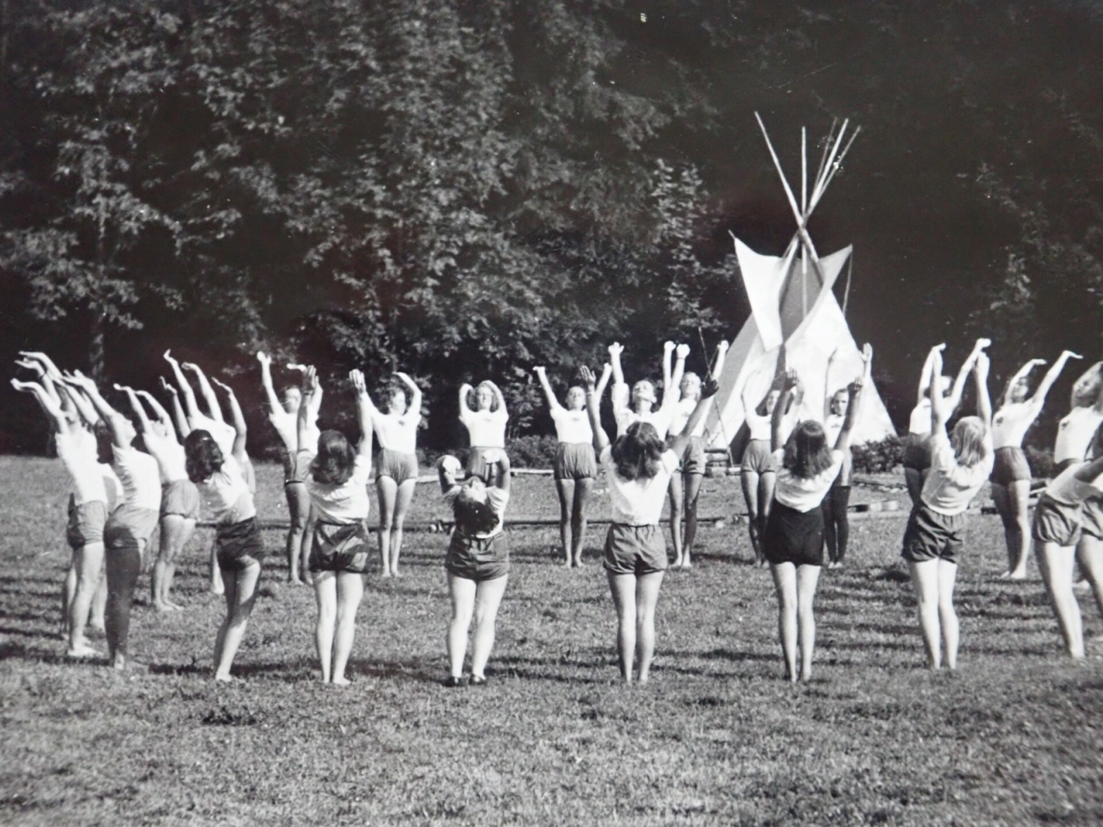 Tbor skautek v Antonnskm dol v Orlickch horch v roce 1946